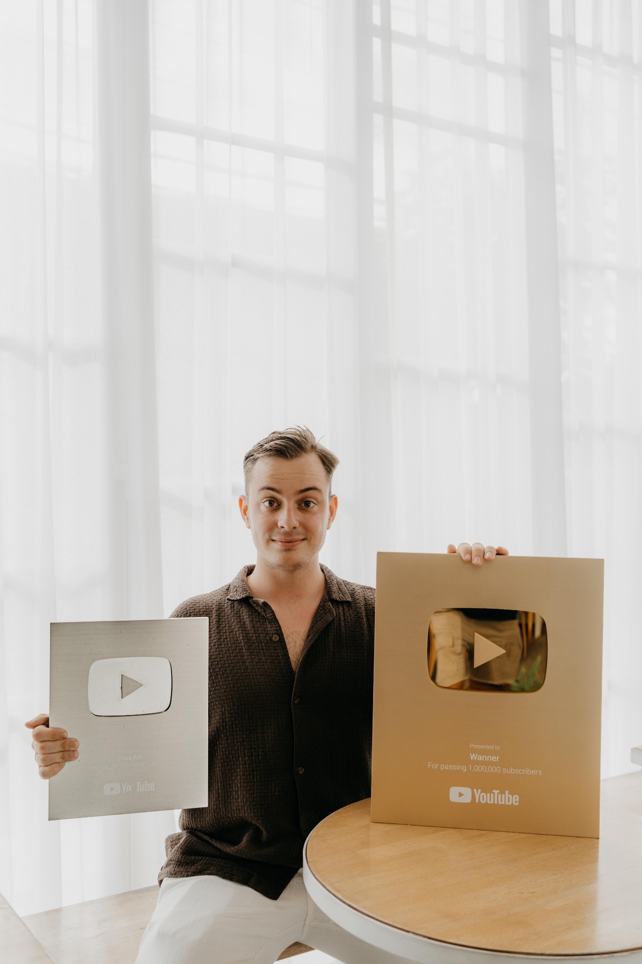 Wanner with YouTube play buttons